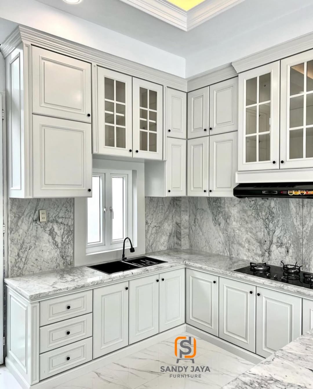Kitchen set minimalis modern warna putih dengan kabinet elegan
