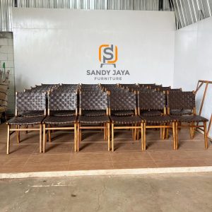 Kursi makan minimalis kayu jati kombinasi kulit dari Sandy Jaya Furniture