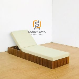 Sun lounger jati dengan cushion empuk untuk area taman dan kolam renang