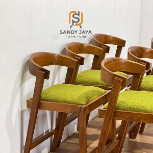 Set kursi bar minimalis dari kayu jati dengan dudukan hijau ergonomis, elegan dan nyaman untuk bar, kafe,