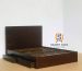 Tempat tidur laci kayu jati minimalis warna coklat tua dengan headboard dan penyimpanan bawah ranjang.