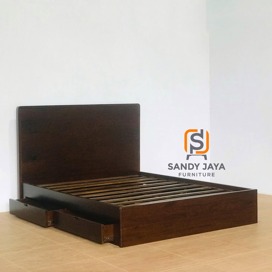 Tempat tidur laci kayu jati minimalis warna coklat tua dengan headboard dan penyimpanan bawah ranjang.