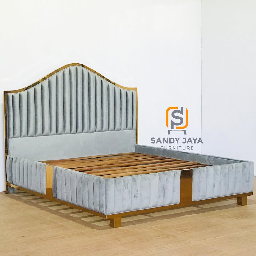 empat tidur rangka stainless gold mewah dengan jok kain beludru abu-abu