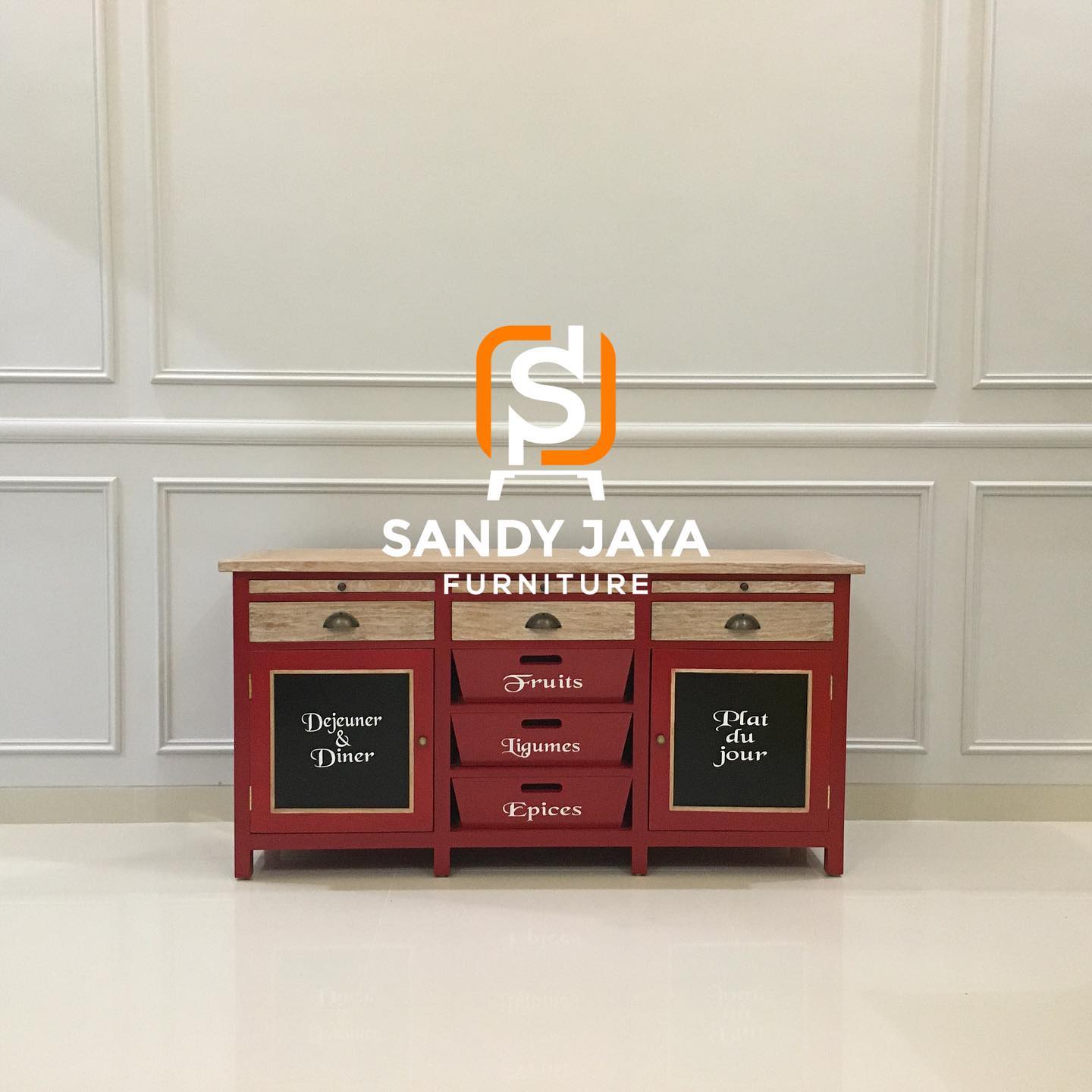 Buffet vintage merah Sandy Jaya Furniture dengan top kayu natural, laci penyimpanan, kabinet papan tulis, dan desain klasik untuk dapur atau ruang makan