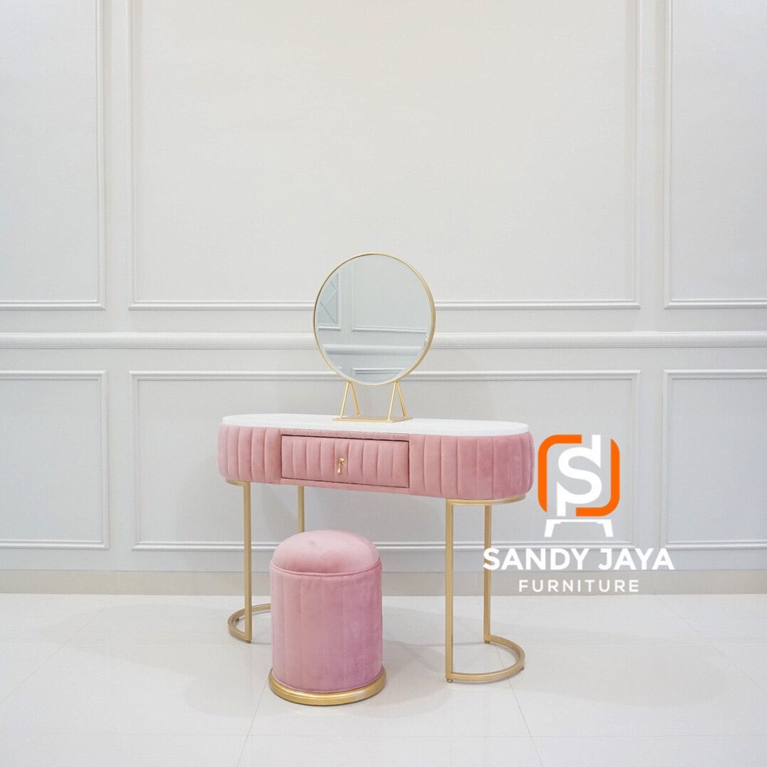 Meja rias minimalis pink velvet dengan cermin bulat gold dan stool Sandy Jaya Furniture