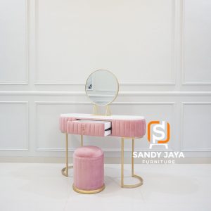 Vanity table minimalis warna pink dengan cermin bulat dan laci