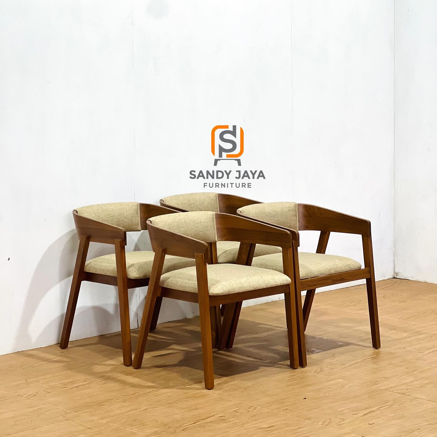 Kursi makan minimalis modern kayu jati dengan sandaran upholstered