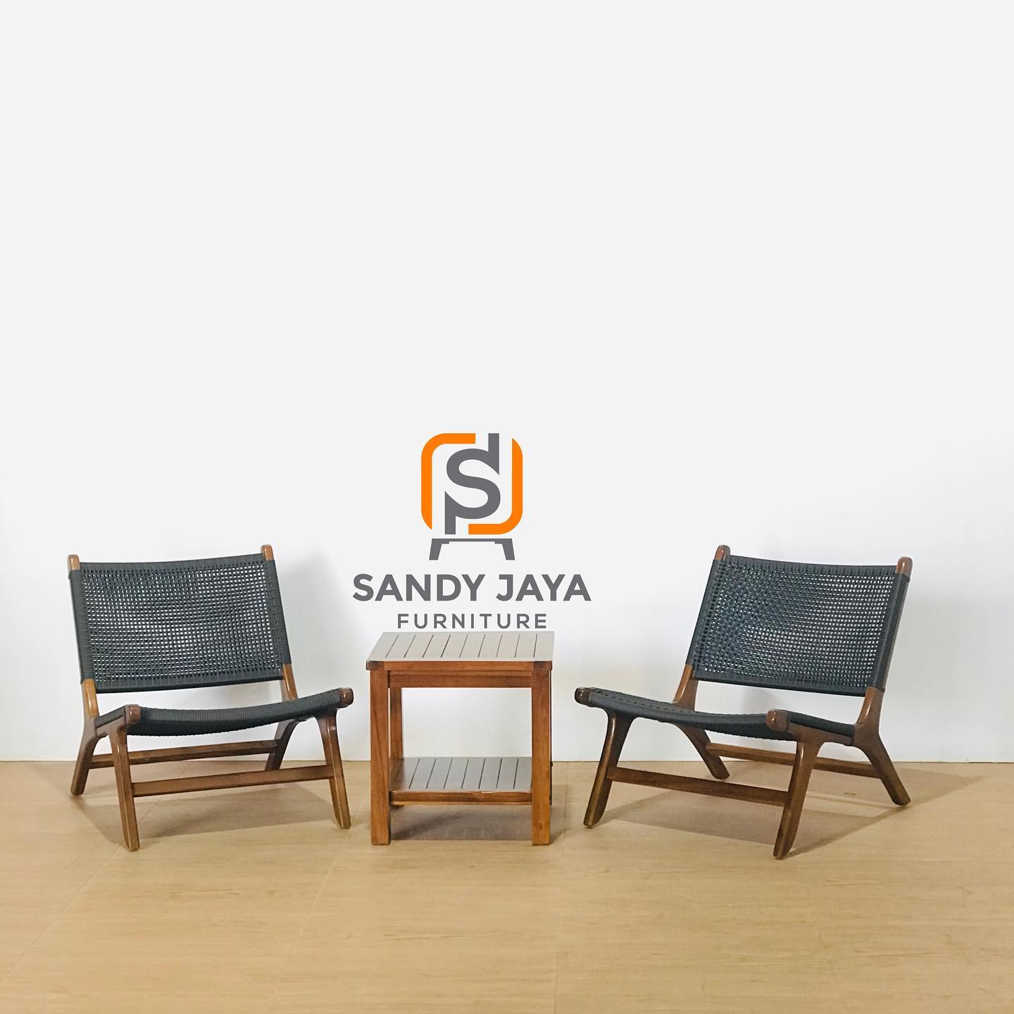 Furniture teras rumah minimalis kombinasi kayu jati dan rotan sintetis