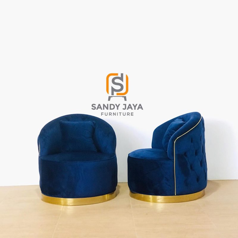 Kursi lounge mewah warna navy blue dengan desain modern dan kaki aksen gold untuk interior elegan