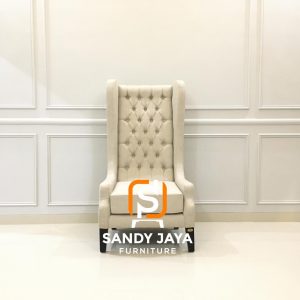 Kursi wingback cream satu dudukan dengan detail kancing tarik Sandy Jaya Furniture tampak depan