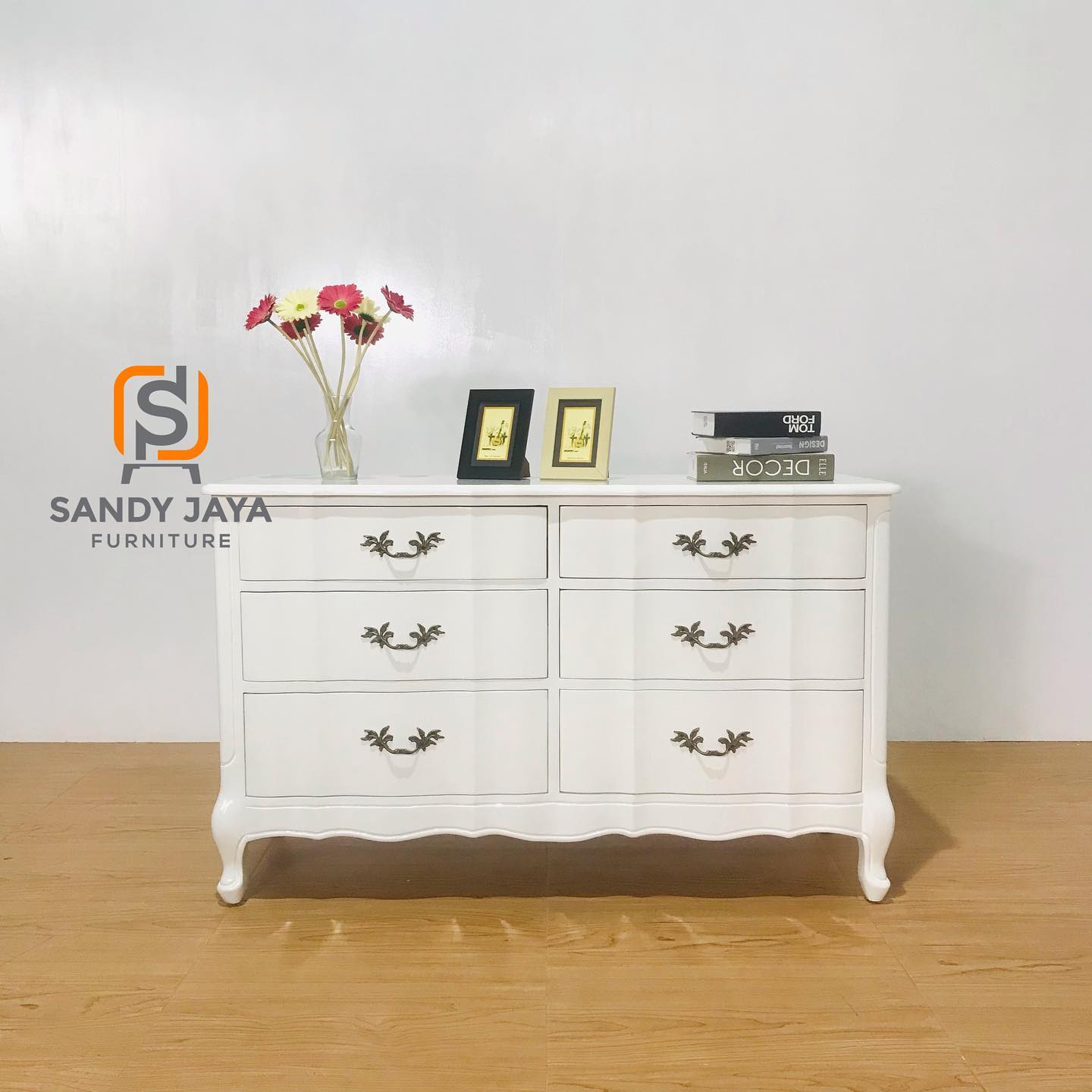Buffet Laci Model Klasik Warna Putih Elegan untuk Rumah