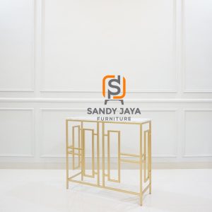 Meja konsol Sandy Jaya Furniture tampak menyamping dengan detail rangka geometris warna emas